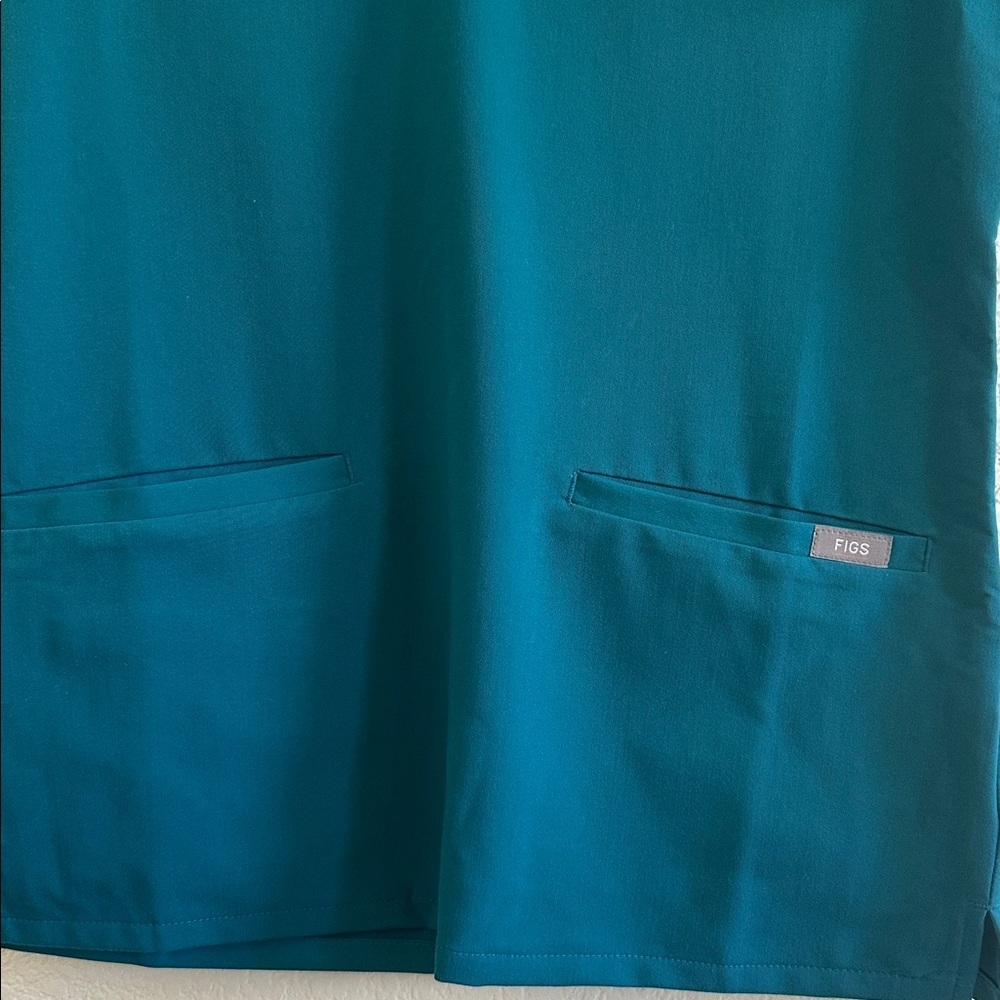 NWT Figs Casma three pocket top in Pacific Blue - Picture 5 of 7